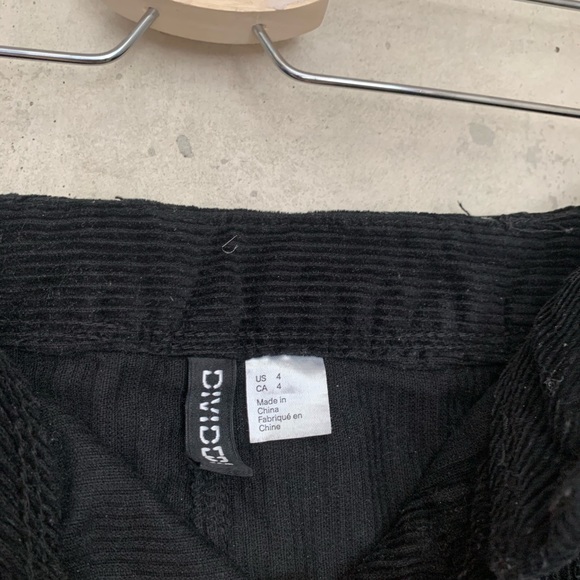 Women’s black skirt - Picture 2 of 3